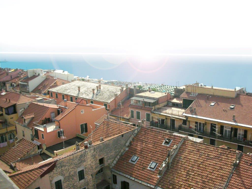 Vista sui tetti e sul mare