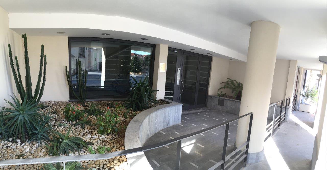 Ingresso condominiale moderno