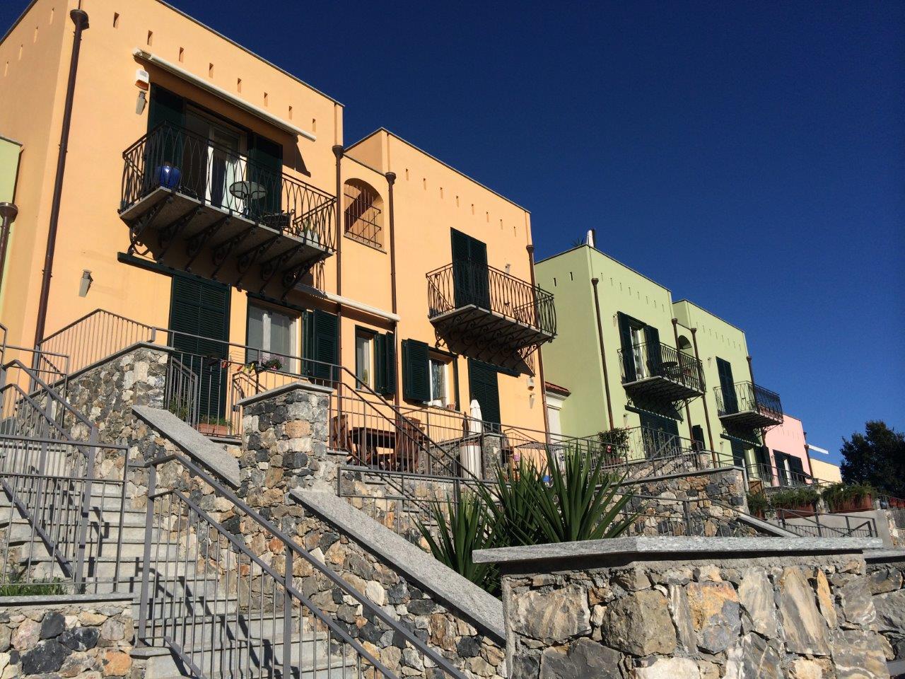 Complesso residenziale colorato