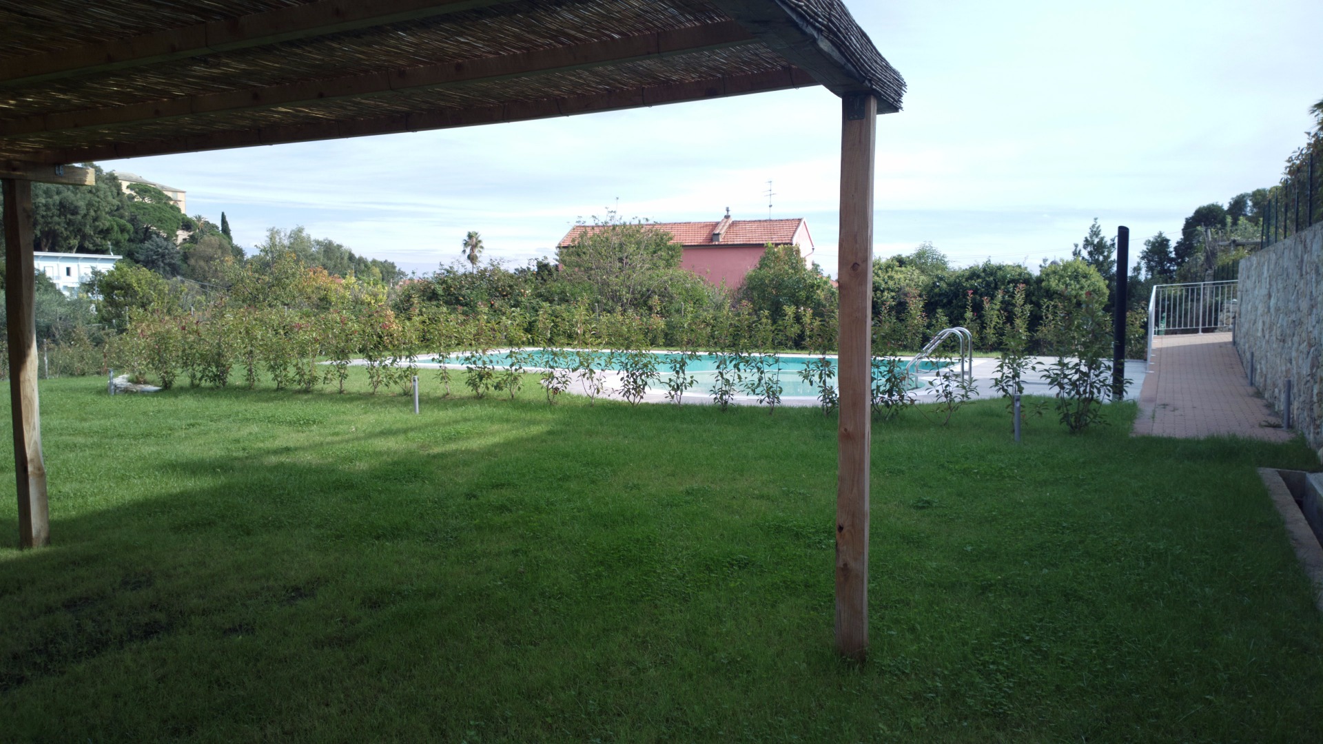 Giardino condominiale con piscina