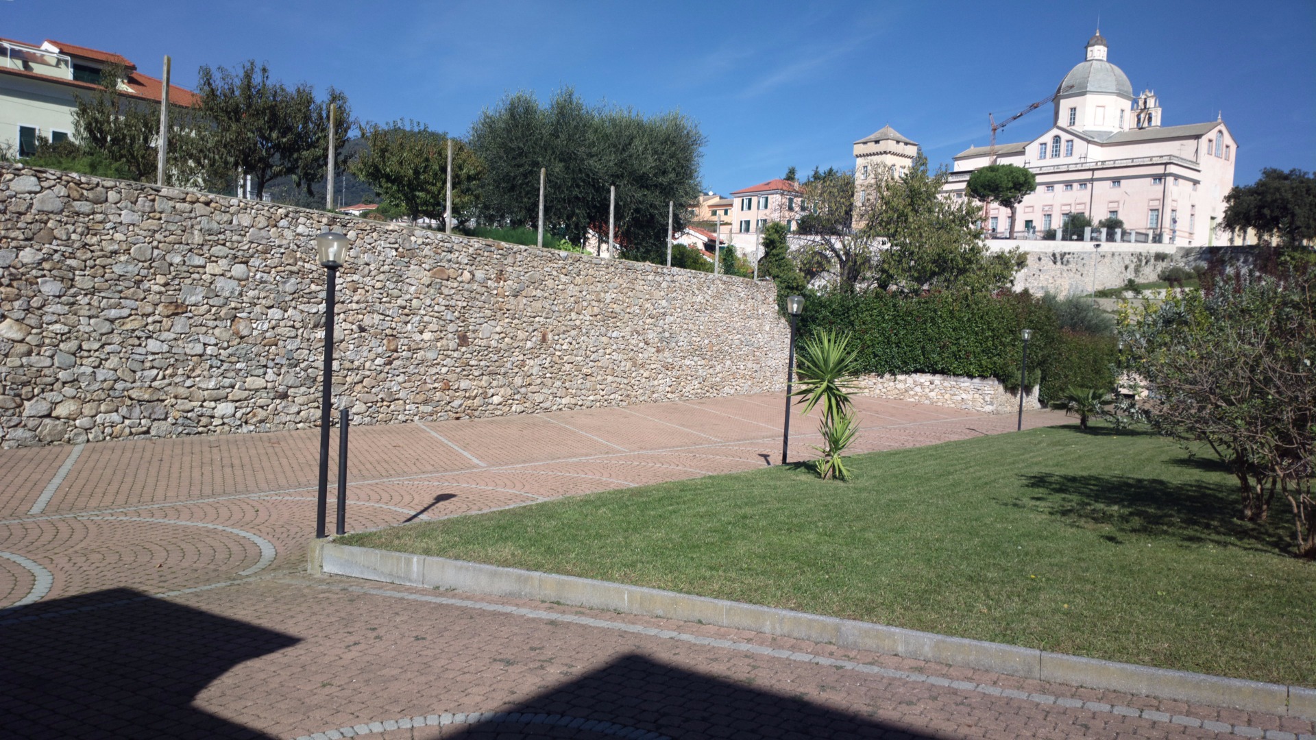 Piazzale con posti auto