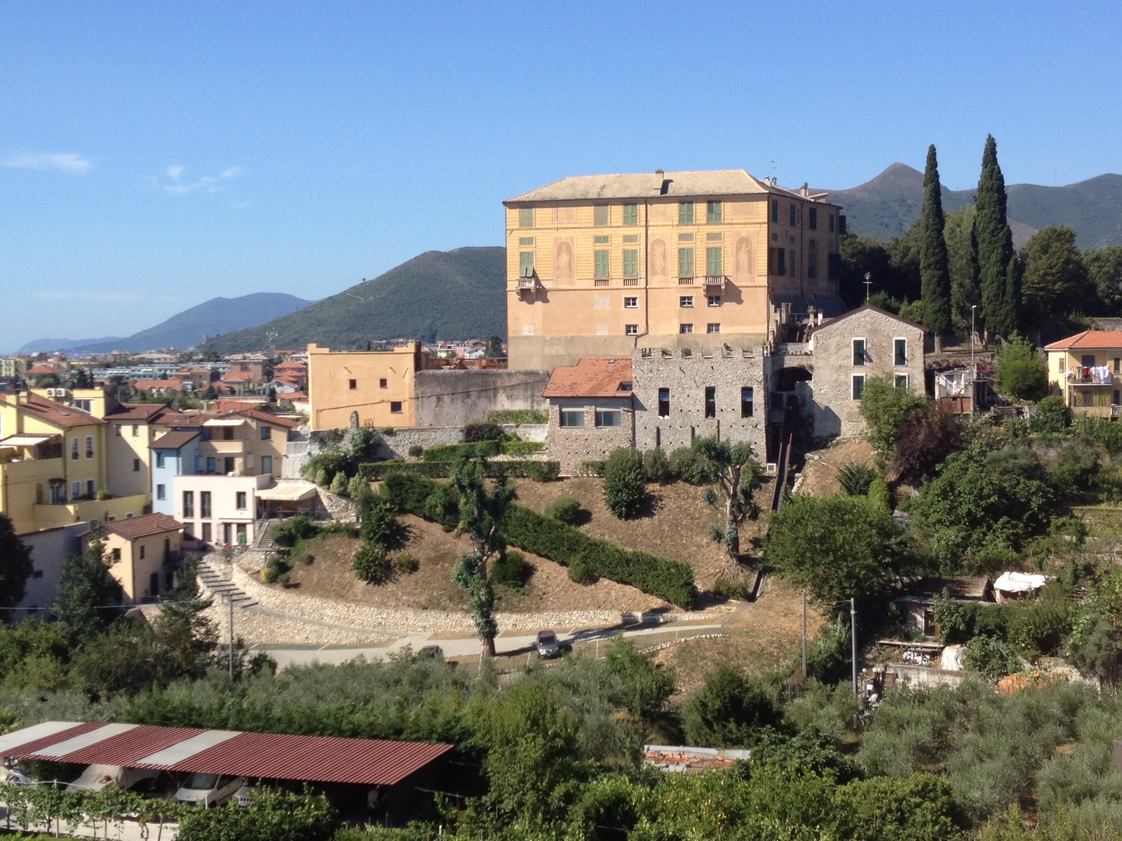 Vista su complesso storico e colline